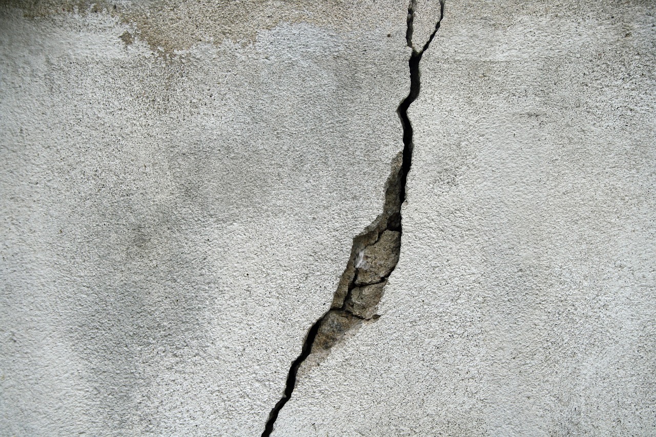 réparer une grosse fissure dans un mur extérieur